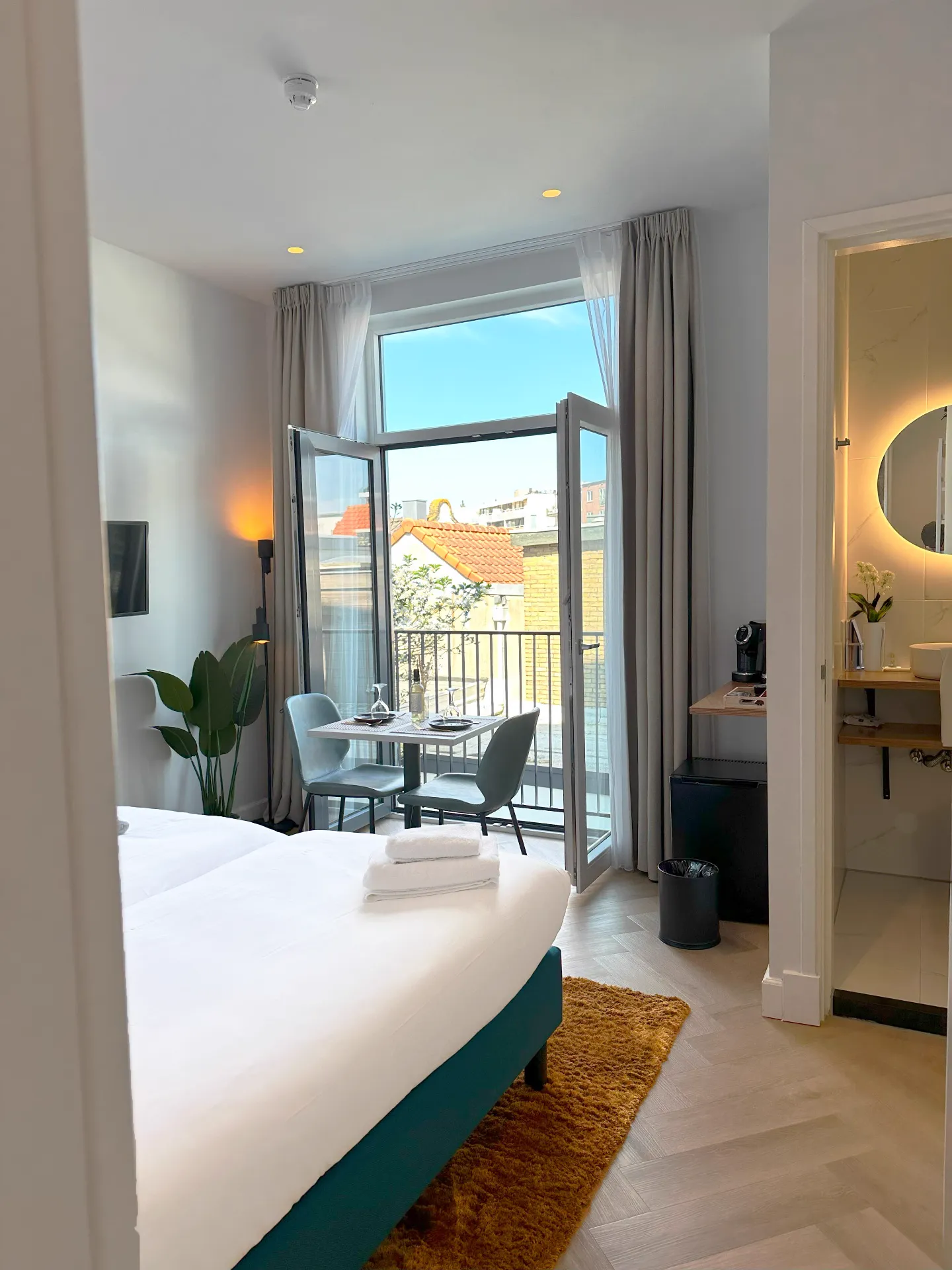 Room with private balcony at Ocean House Zandvoort overlooking the quiet Zandvoort neighbourhood